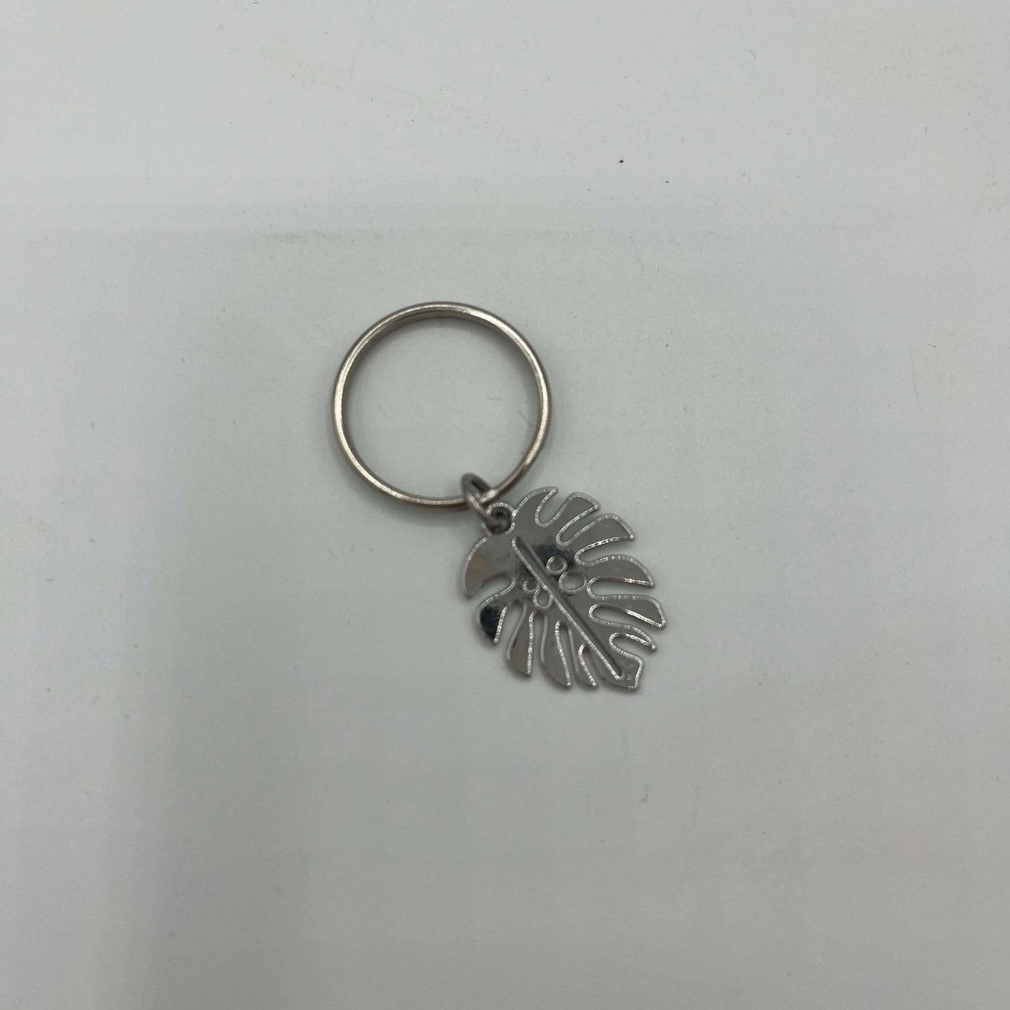 mini porte cle monstera couleur argent sur un fond blanc