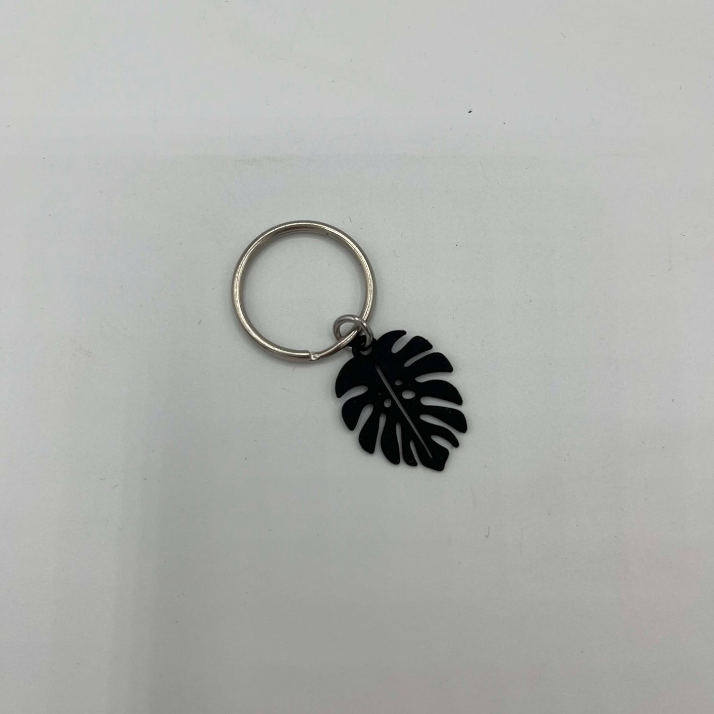 mini porte cle monstera couleur noir sur un fond blanc
