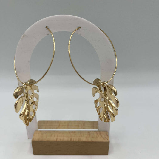 Boucles d’Oreilles Créoles Feuilles Dorées – Style Tropical Chic