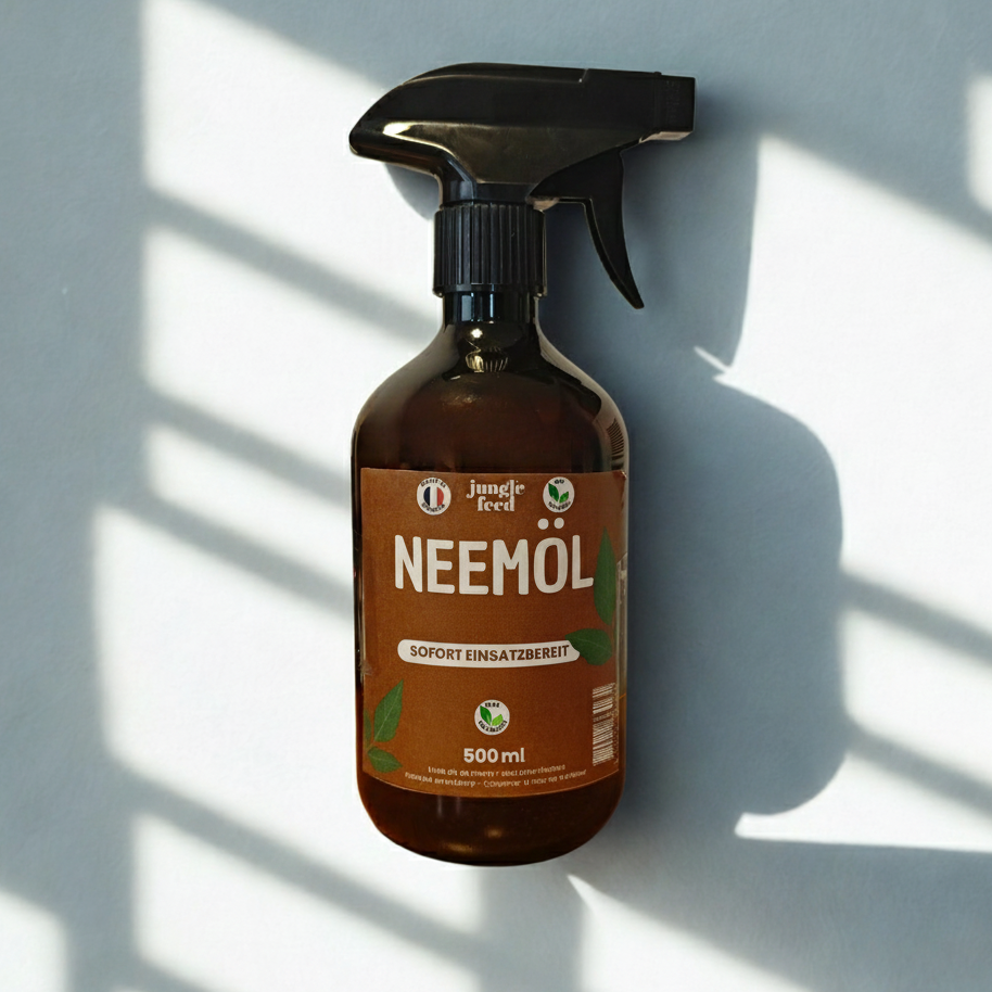 Neemöl-Flasche (500ml) sofort einsatzbereit der Marke Jungle Feed vor hellem Hintergrund mit starkem Schatten. Das Etikett kennzeichnet es als natürliches Insektizid und Fungizid.