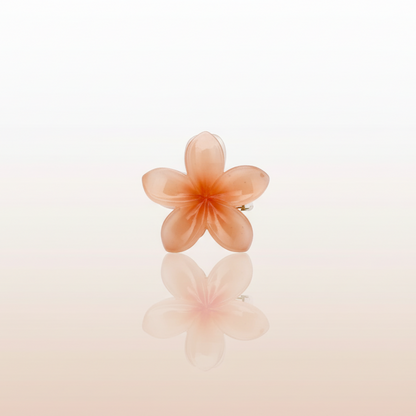 Mini pince à cheveux orange en résine, représentant une fleur aux pétales délicats. Idéale pour une demi-attache ou pour retenir une mèche de cheveux