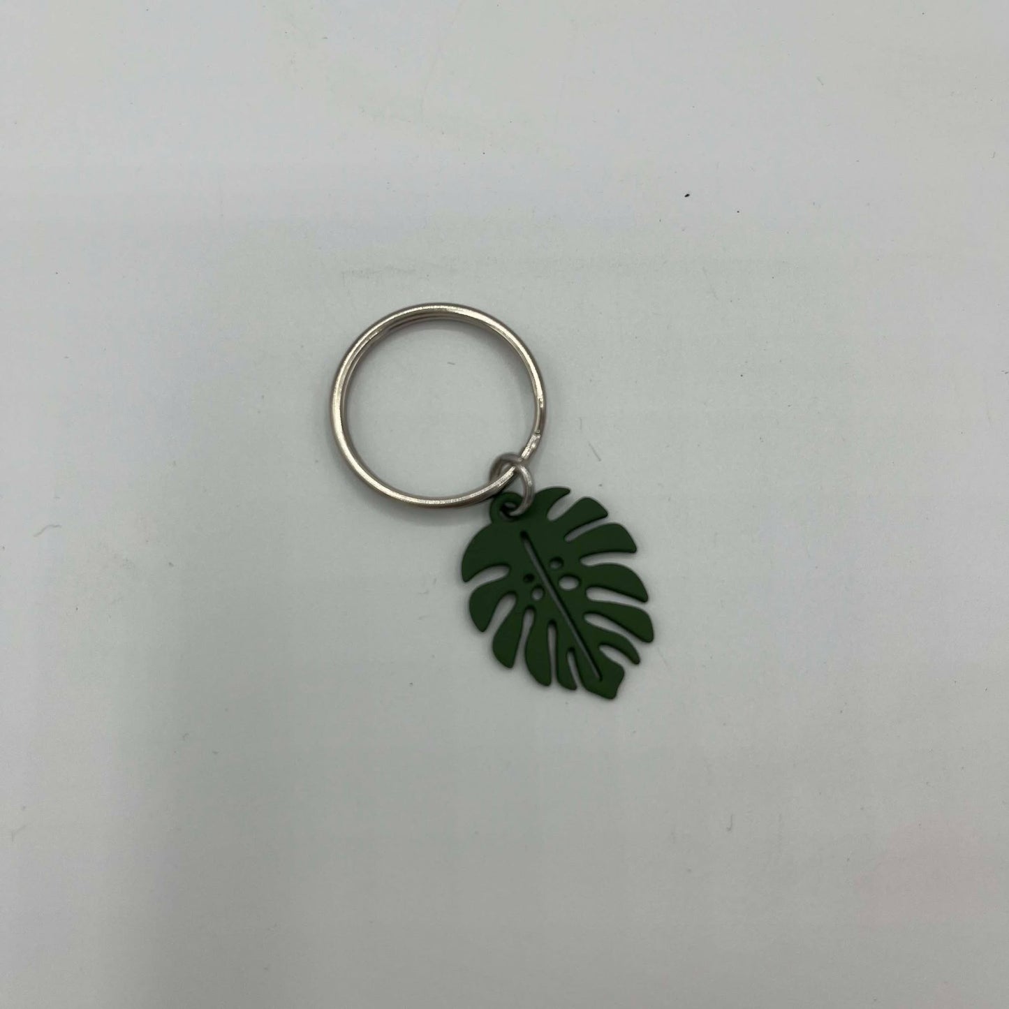 mini porte cle monstera couleur vert sur un fond blanc
