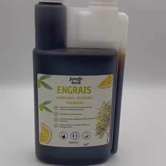 pression sur la bouteille d'engrais pour faire monter le dosage de l'engrais liquide