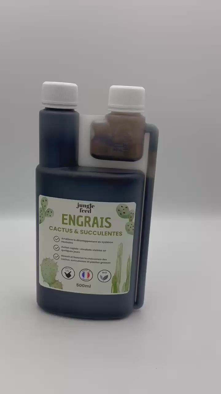 pression sur la bouteille d'engrais pour faire monter le dosage de l'engrais liquide pour cactus